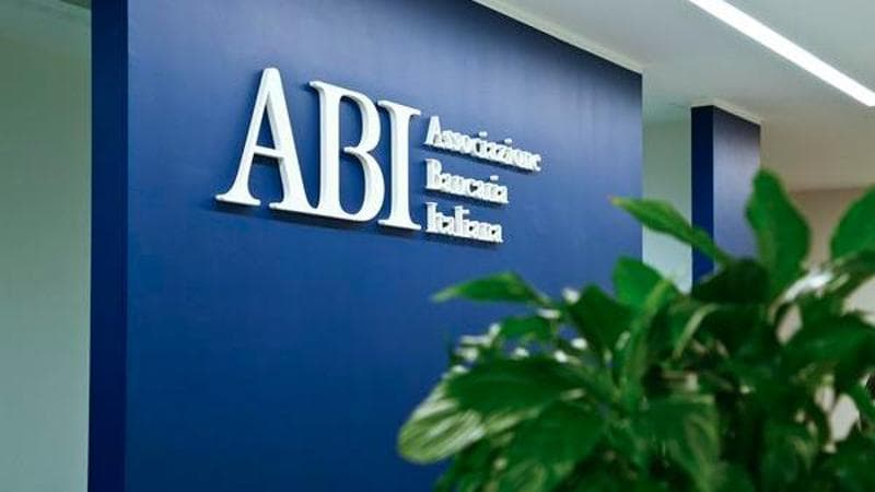 Extraprofitti, l’Abi al lavoro per attutire l’impatto della tassa. Ma i banchieri non vogliono uno strappo con il governo