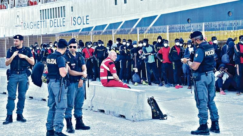 Piantedosi sfratta i migranti dai centri “Via chi ha già ottenuto lo status di rifugiato”