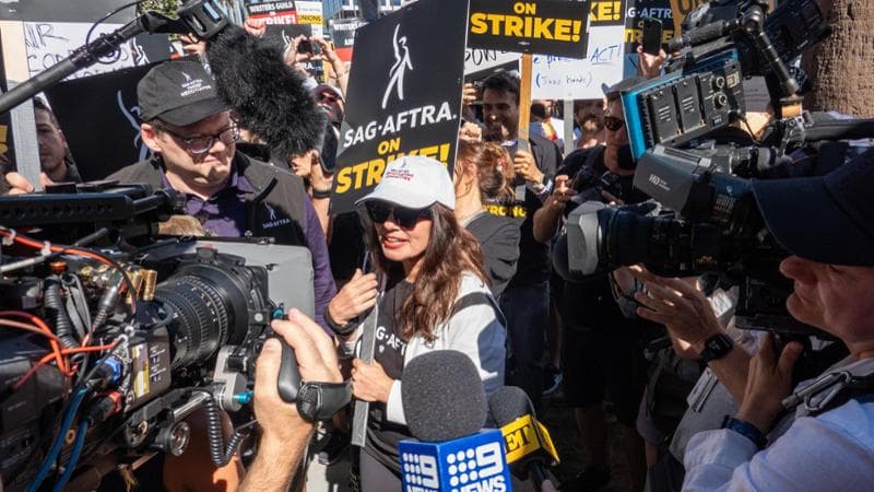 A sinistra, Fran Drescher in sciopero lo scorso luglio con il sindacato SAG-Aftra. (Getty images)
