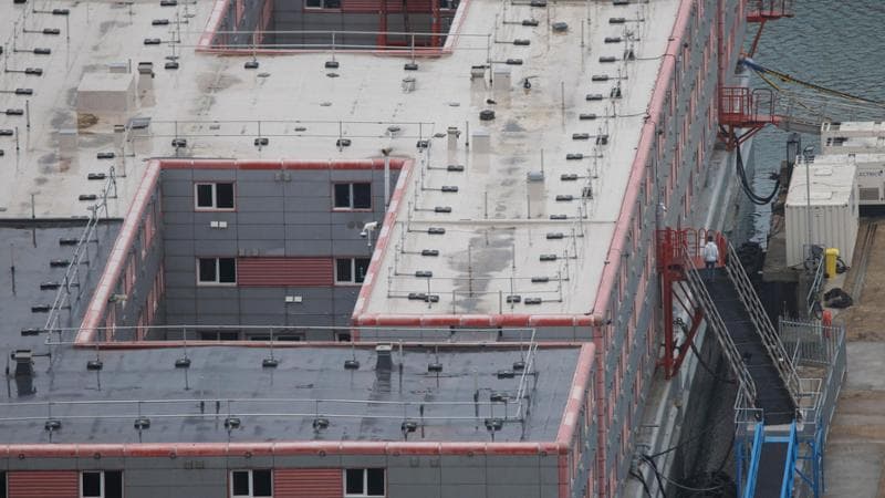 Regno Unito, legionella sulla chiatta per i migranti: “Evacuazione immediata”. Un altro colpo al governo di Sunak