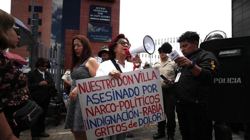 Mnifestanti chiedono giustizia sulla morte di Fernando Villavicencio a Quito
