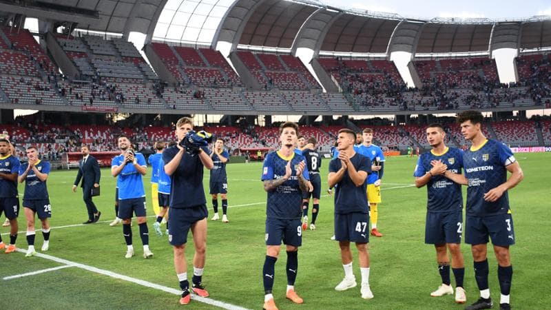 I giocatori del Parma salutano i tifosi dopo la vittoria a Bari
