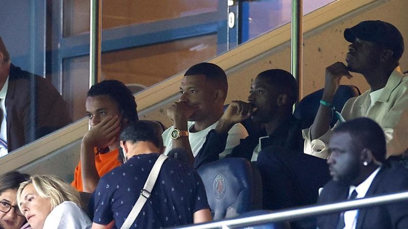 Mbapp&eacute; in tribuna con Dembel&eacute;
