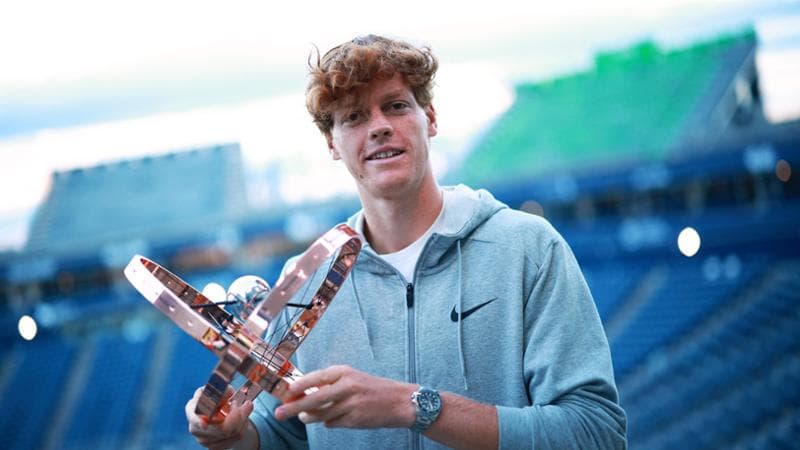 Jannik Sinner con il trofeo conquistato a Toronto
