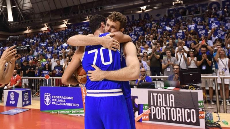 L'abbraccio tra Datome e Melli (foto Fip/Ciamillo-Castoria)
