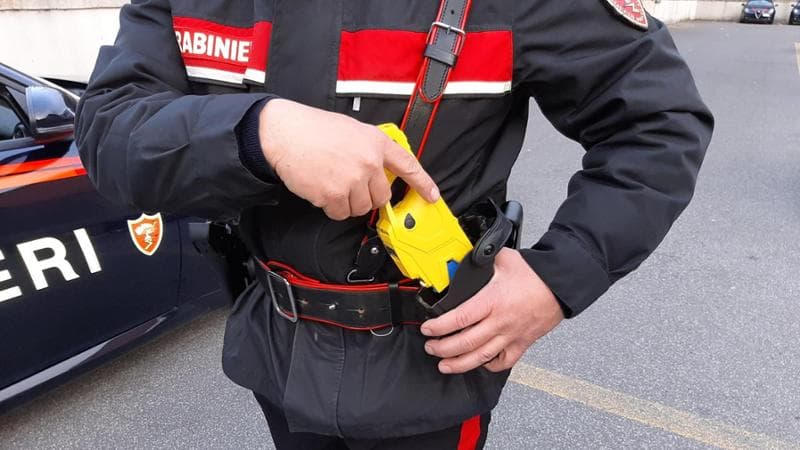 La pistola taser: cos’è, quando si può usare e cosa dice la legge