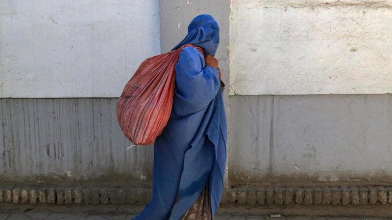 Afghanistan, la teocrazia talebana ha cancellato le donne. Mai in Afghanistan un regime così cupo