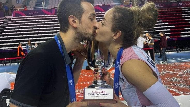 Il bacio tra Daniele Santarelli, ct della Turchia, e la moglia Monica De Gennaro, a lungo libero della nazionale prima dell'esclusione (Fivb)

