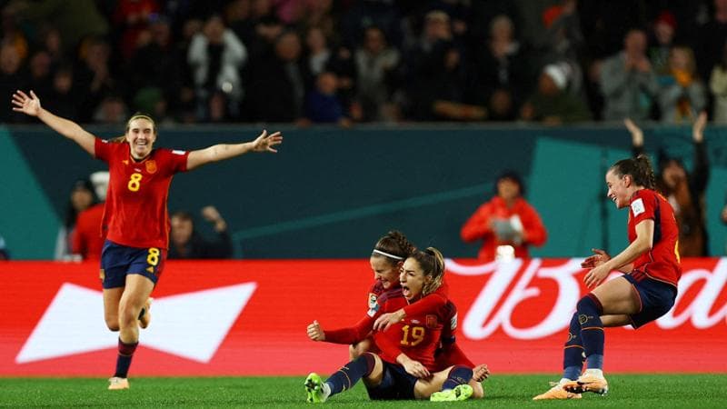 Le giocatrici della Spagna festeggiano la vittoria contro la Svezia
