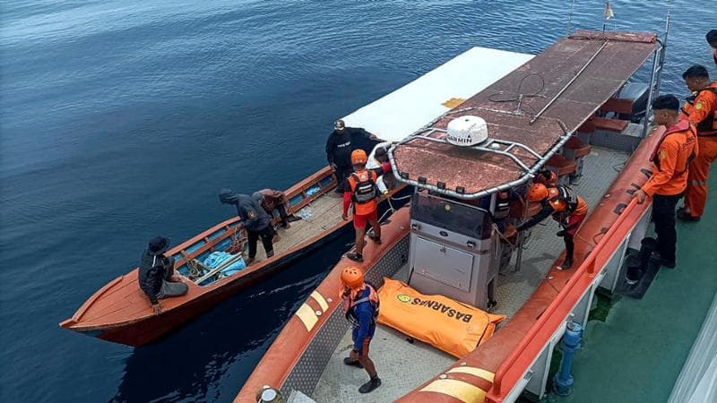 Indonesia, trovati vivi i surfisti dispersi dopo una tempesta: sopravvissuti 38 ore in mare grazie alla tavola