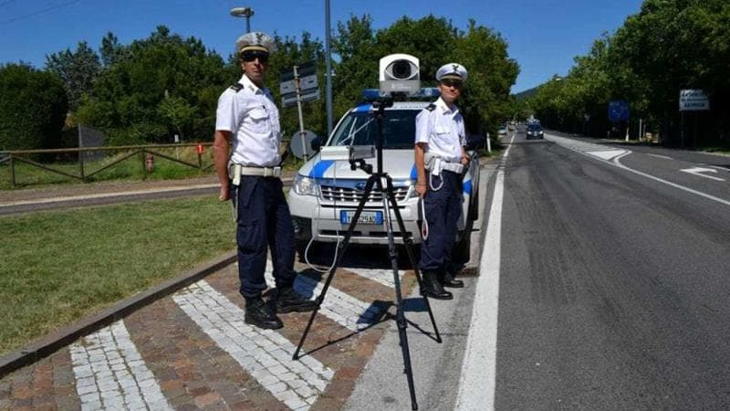 Lampeggia per segnalare un autovelox, beccato e multato dai vigili: “Non è vero, li porto in tribunale”