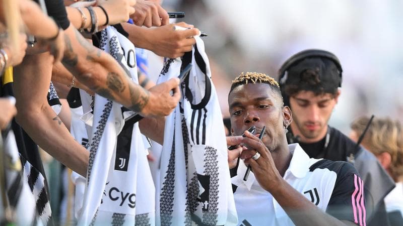 Pogba firma autografi ai tifosi

