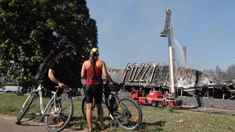 Ciclisti osservano quello che resta dopo i raid del 14 agosto ad Odessa
