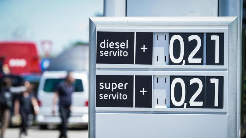 Caro benzina, dal tabellone della discordia all’App che non c’è. Ecco come si muovono i prezzi