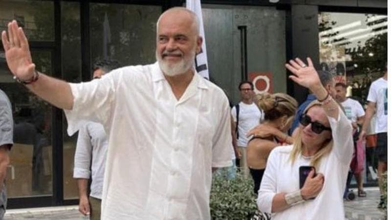 Il primo ministro dell'Albania Edi Rama con Giorgia Melonii. Il premier di Tirana ha pubblicato la foto sui social per salutare la presidente del Consiglio tornata in Puglia dopo la sua breve vacanza in Albania
