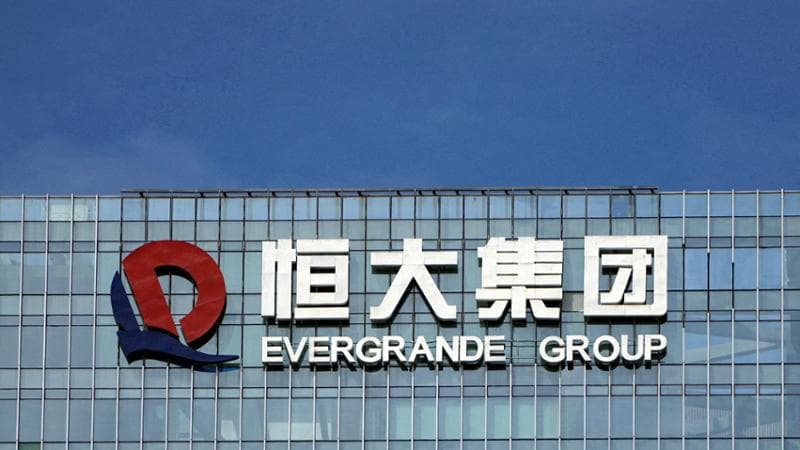 Cina, si avvita la crisi. Il colosso immobiliare Evergrande apre la procedura sul debito a New York. La Banca centrale prova a difendere lo yuan