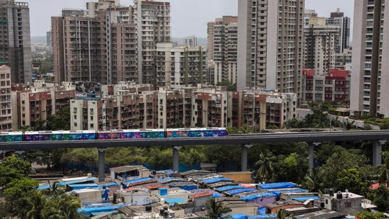 La metropolitana passa tra grattacieli e baraccopoli a Mumbai. NurPhoto via Getty Images
