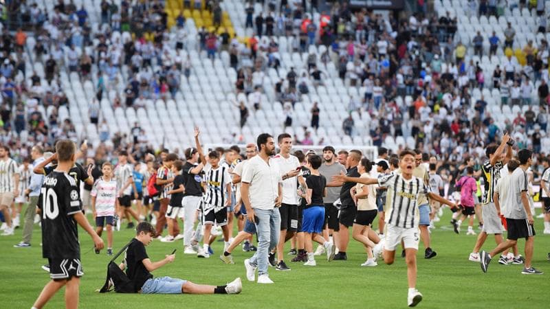 Tifosi della Juve sul terreno dell'Allianz Stadium
