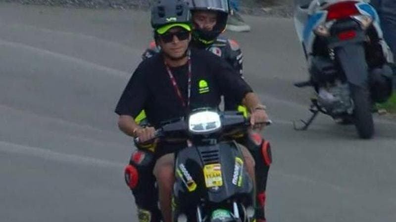 Valentino Rossi e Marco Bezzecchi in scooter
