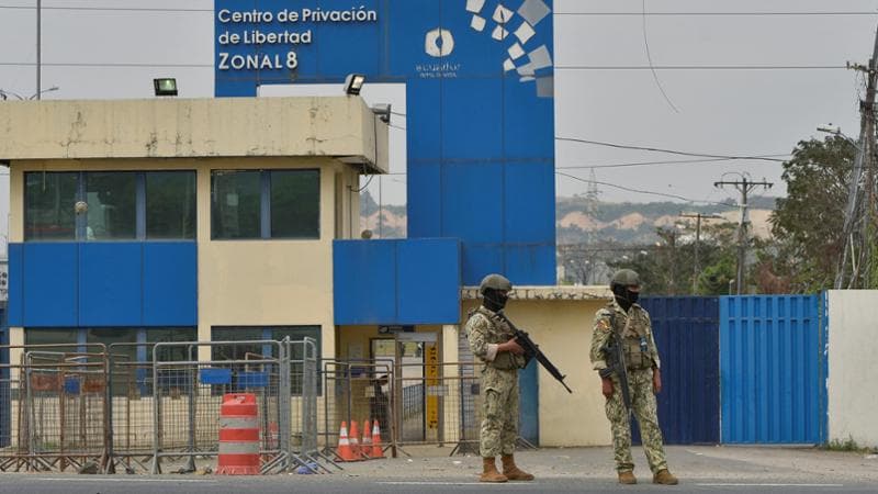Ecuador, carceri in mano alle gang. La battaglia delle madri per sapere dei figli: “Ci hanno riso in faccia”