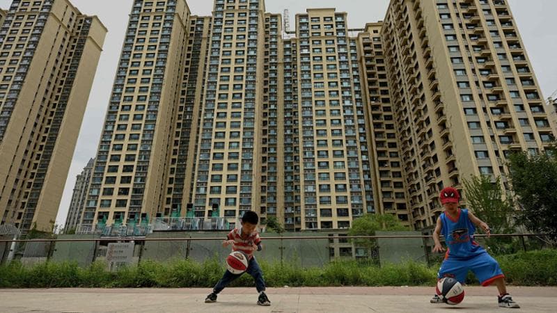 Pechino, Cina: bambini giocano nel cortile di un complesso residenziale di Evergrande
