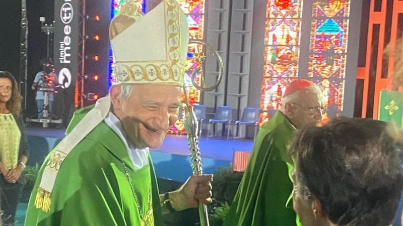Il cardinale Matteo Zuppi prima della celebrazione della messa di apertura del Meeting di Rimini (foto di Conchita Sannnino)

