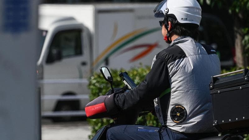 Giacche ventilate e collari ghiacciati: in Giappone spopolano gli accessori hi-tech contro il caldo