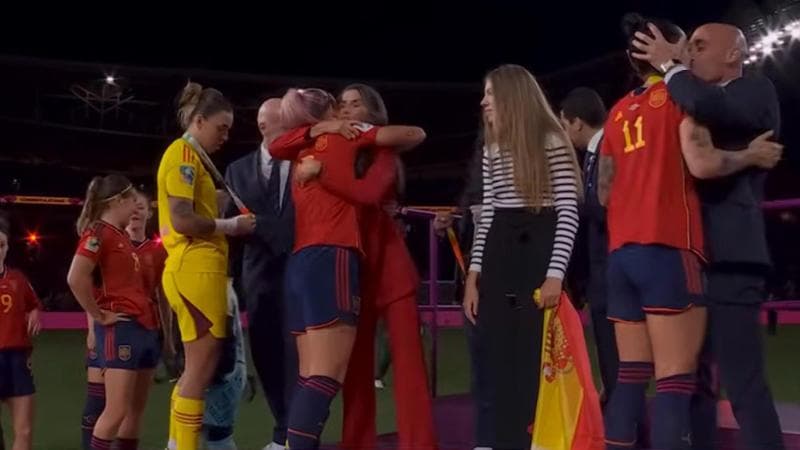 Il "bacio" di Rubiales a Jenni Hermoso
