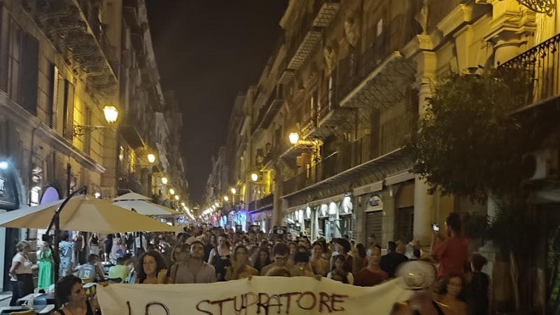 Corteo di solidariet&agrave; per la violenza di gruppo a Palermo
