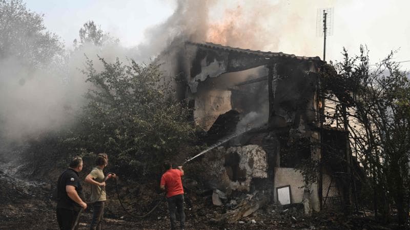 Incendi in Grecia, 26 migranti carbonizzati. Altri due morti in Tracia e Beozia. Evacuati quartieri alla periferia di Atene