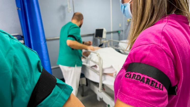 - NAPOLI 22 AGO 2023 -   Ospedale Cardarelli 
Pronto soccorso reparto (OBI) Osservazione Breve Intensiva, protesta personale al lavoro con il lutto al braccio
