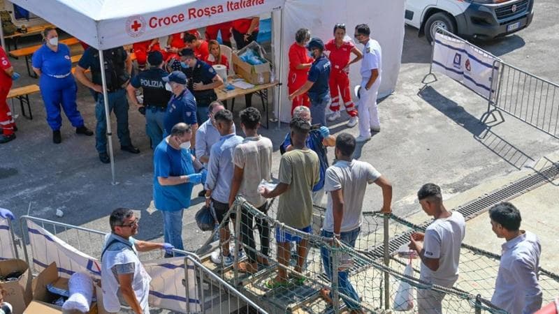 Abruzzo, migranti costretti in una tendopoli sotto il sole: “Tutte le strutture sono ormai oltre il limite”
