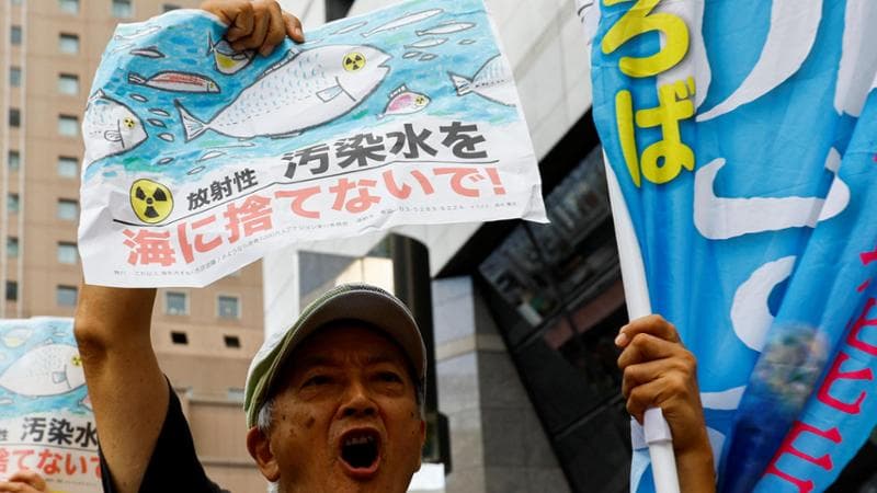 Fukushima, al via lo sversamento dell’acqua radioattiva nel Pacifico. Proteste e arresti a Seul. La Cina blocca l’import di prodotti ittici