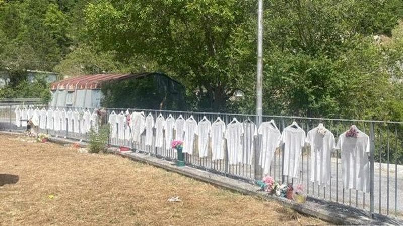 Pescara del Tronto, sette anni dopo il terremoto: sassi, alberi e una maglietta per ogni vittima. ”La politica ha deciso di cancellarci”