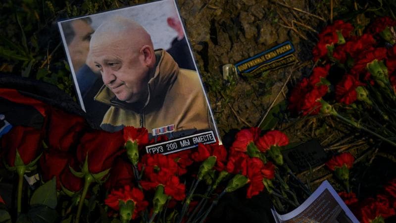 Prigozhin, bomba nella cassa di vino o missile sparato da terra: le piste sull’aereo caduto