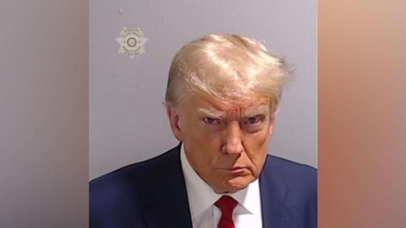 Usa, Trump arrestato in Georgia: “Una parodia della giustizia”. Scattata all’ex presidente foto segnaletica, è la prima volta nella storia che accade