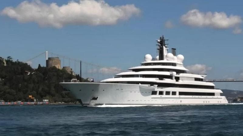 Piscine, cinema, sale da ballo e lounge: il super yacht di Putin rimasto a Kaliningrad per evitare le sanzioni