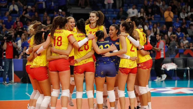 La spagnole si abbracciano dopo la vittoria sull'Estonia
