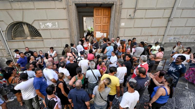 La fila per richiedere la carta acquisti a Napoli
