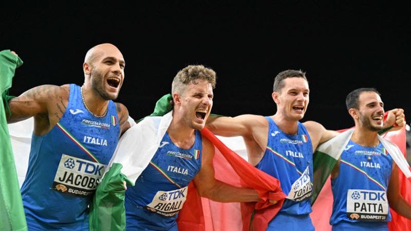 Gli staffettisti festeggiano al traguardo
