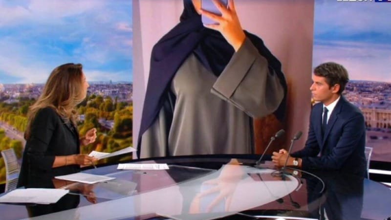 Francia, la tunica abaya vietata a scuola. Polemica per la decisione del ministro Attal