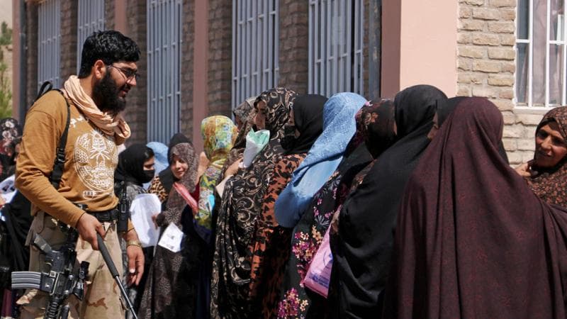 Donne in fila davanti all'ufficio passaporti a Herat
