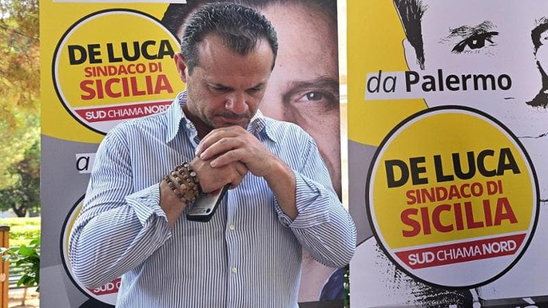 Calenda paragona Cateno De Luca a Bandecchi: “Buffoni maleducati”. E lui lo insulta: “Io ho i calli nelle mani, tu...”
