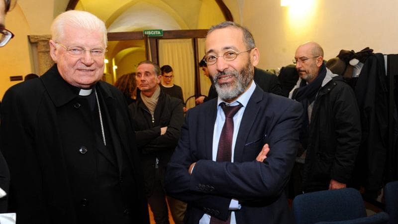 L’imam di Bordeaux: “Per alcune ragazze l’abaya è uno scudo per celare il disagio giovanile”