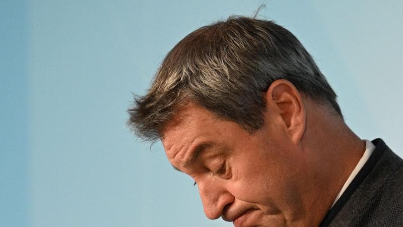 Baviera, il governatore Soeder salva il suo vice dopo il caso dell’opuscolo antisemita: “Ma deve rispondere a 25 domande”