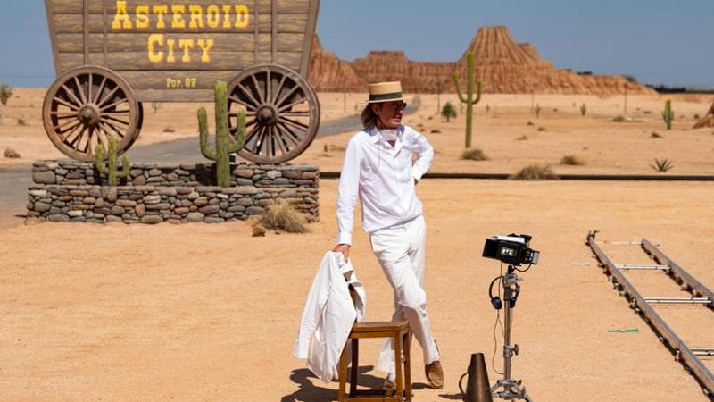 il regista americano Wes Anderson (54 anni). Asteroid City, in sala dal 28 settembre, &egrave; il suo 11&deg; lungometraggio (Courtesy of Roger Do Minh/Pop. 8)
