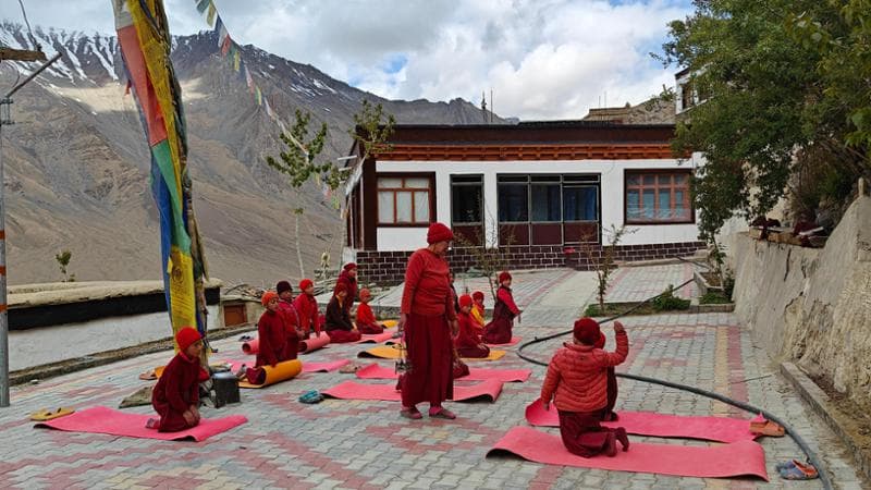 La lezione di yoga mattuttina nel monastero di&nbsp;di Zanskar, in Ladakh
