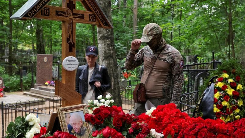 Sulla tomba di Prigozhin: familiari e pochi ammiratori nel cimitero presidiato dagli agenti