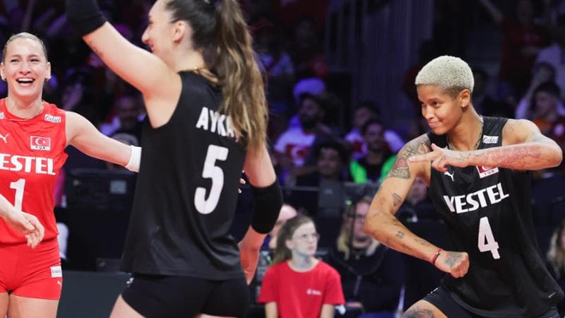 Meliisa Vargas (a destra) festeggia il 3-0 alla Polonia
