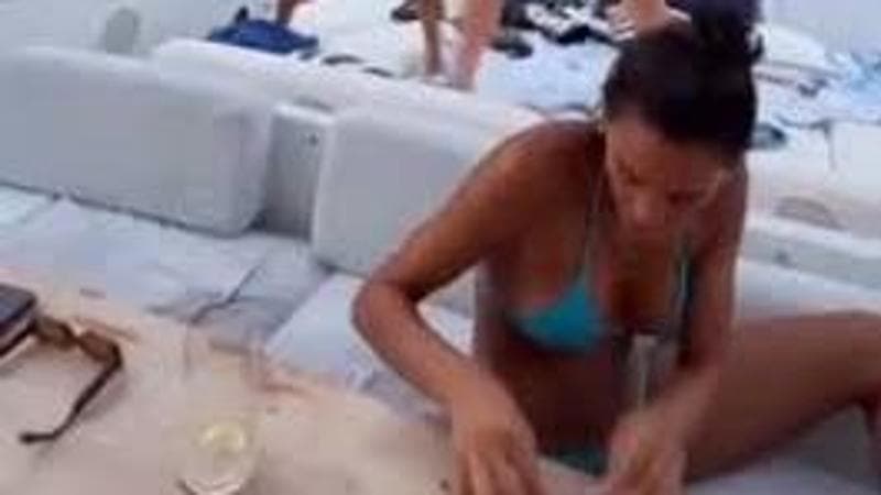 Candelaria Solorzano, la nuova “Gatta Nera” di Pino Insegno non sarà in Rai: in un video sembra alle prese con uno spinello